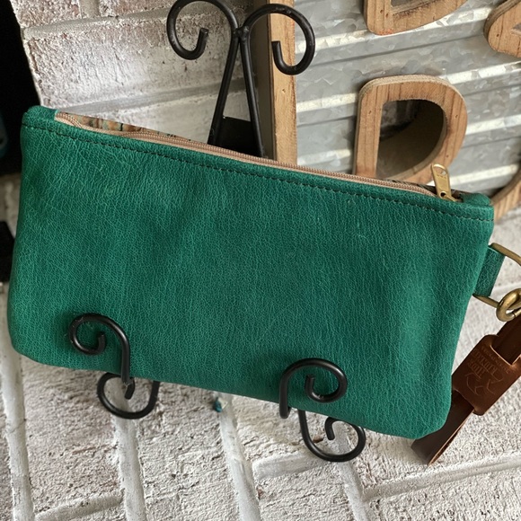 Wristlet green and metallic gold embossed roses and crocodile print design - Picture 6 of 12